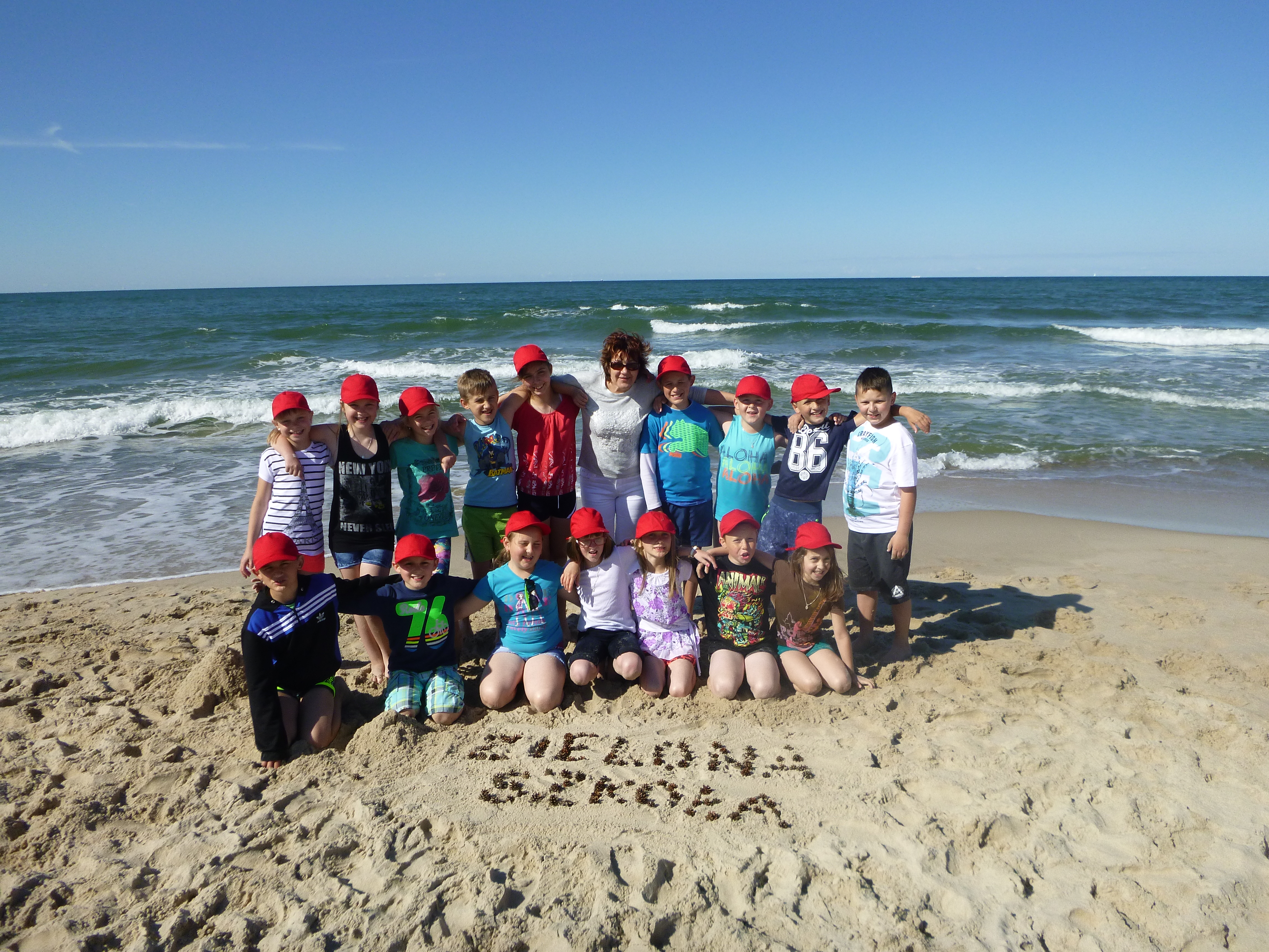 Grupa uczniów z opiekunem nad morzem 
